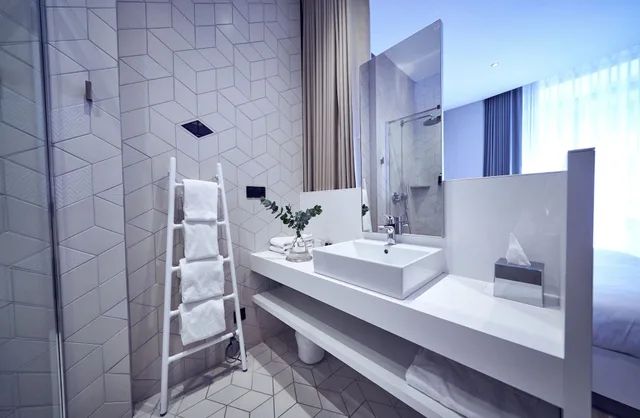 غرفة تنفيذية بسرير كوين، MAISON NO 7/10