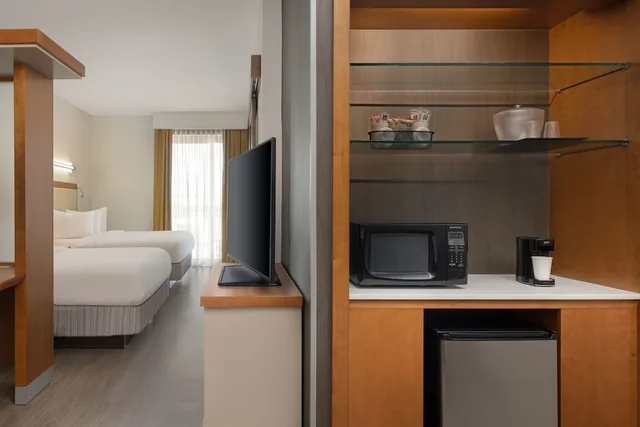 جناح بسريرين كوين بإطلالة على المسبح بشرفة مع أريكة، SpringHill Suites Orange Beach at The Wharf 8/8