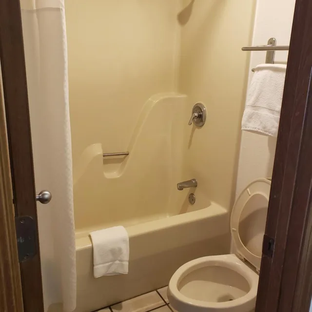 Room, 2 Queen Beds, Super 8 By Wyndham Clinton 4/4