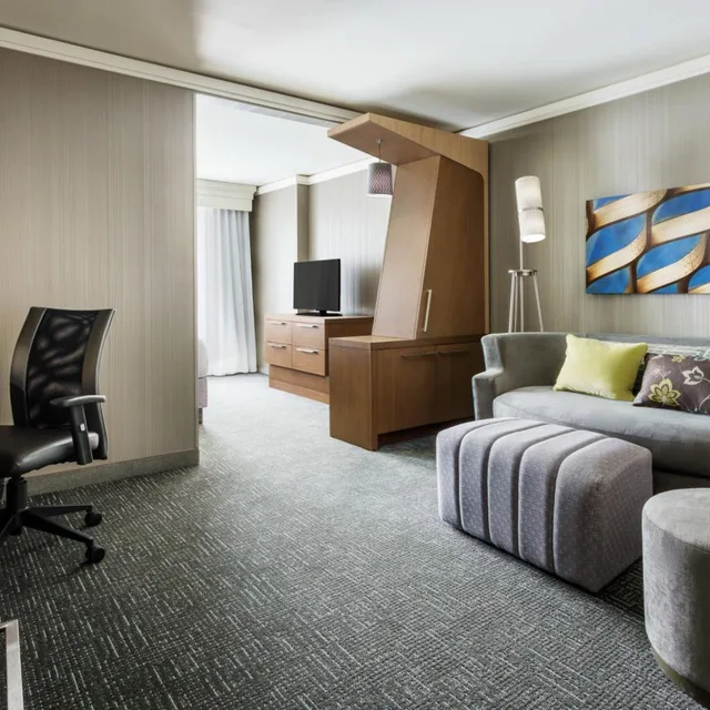 Room, King Bed, Sofa, High Floor, Courtyard Chicago Downtown/Magnificent Mile 2/9