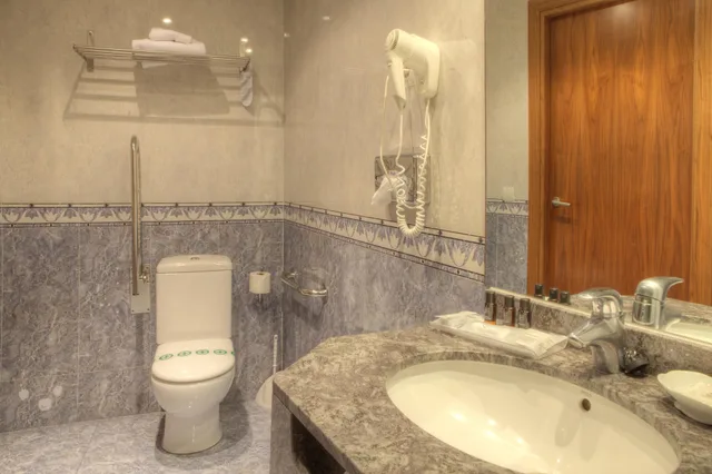شقة عائلية بسريرين منفصلين بإطلالة على المسبح مع أريكة، Sunway Playa Golf Sitges 4/5