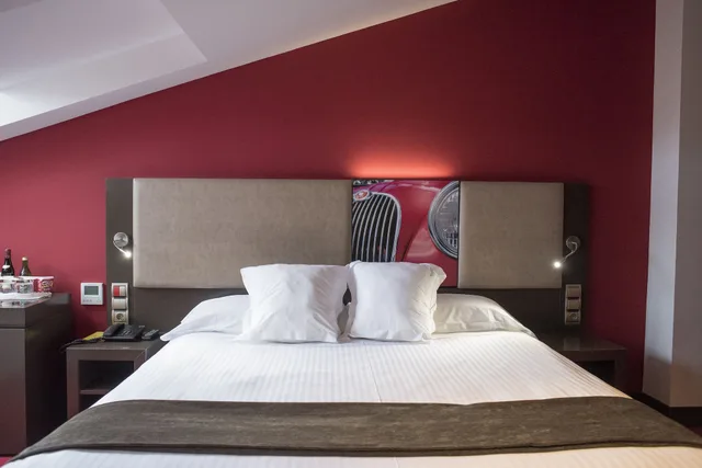 غرفة قياسية بسرير كوين بجاكوزي، Costa Esmeralda Suites 2/2