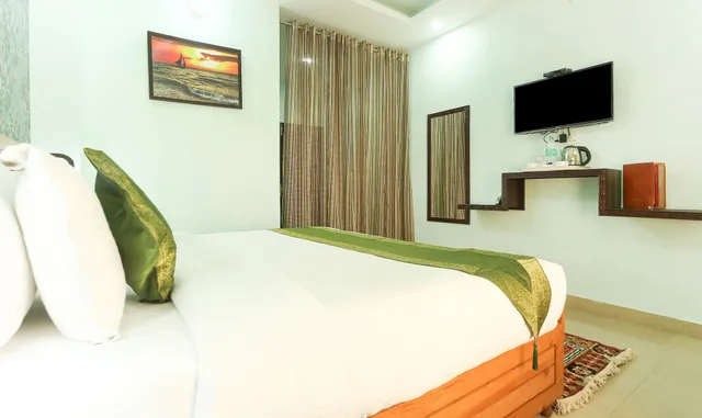 Standard, King Bed, Treebo Roshan House 6/10