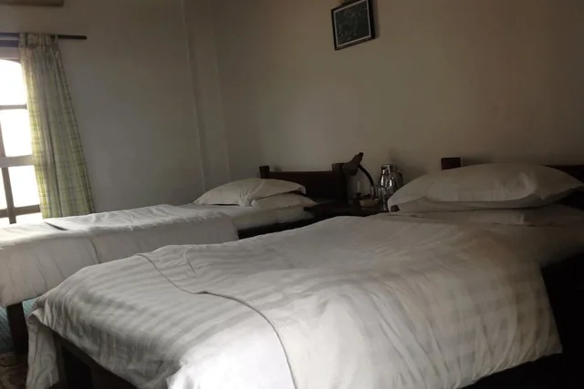 غرفة قياسية بسرير مزدوج، Tushita Nepal Yoga Retreat Center 1/2
