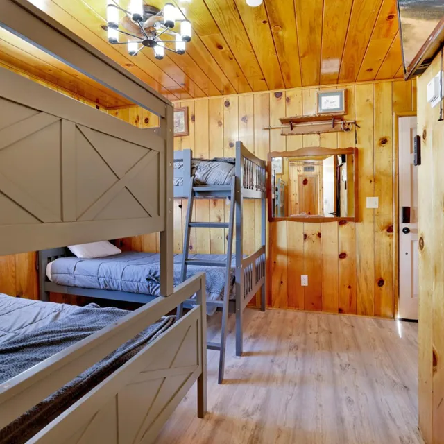 2 Bedrooms, House, King Bed، Sunrise Lakefront Family Cabin by Big Bear Vacations 2/6