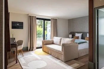 غرفة كلاسيكية رباعية بسرير كوين مع أريكة، Hotel Real Nyon 1/1
