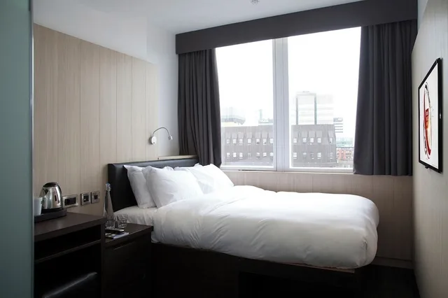 غرفة بسرير كوين، Z Hotel Liverpool 3/5
