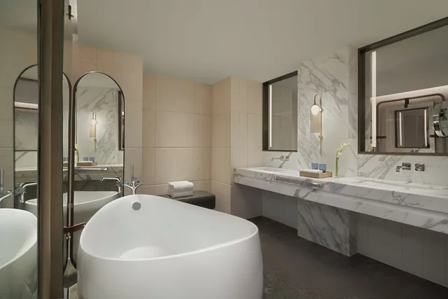 جناح رئاسي بسرير كينج بإطلالة على البحر، Marriott Yalong Bay 2/2