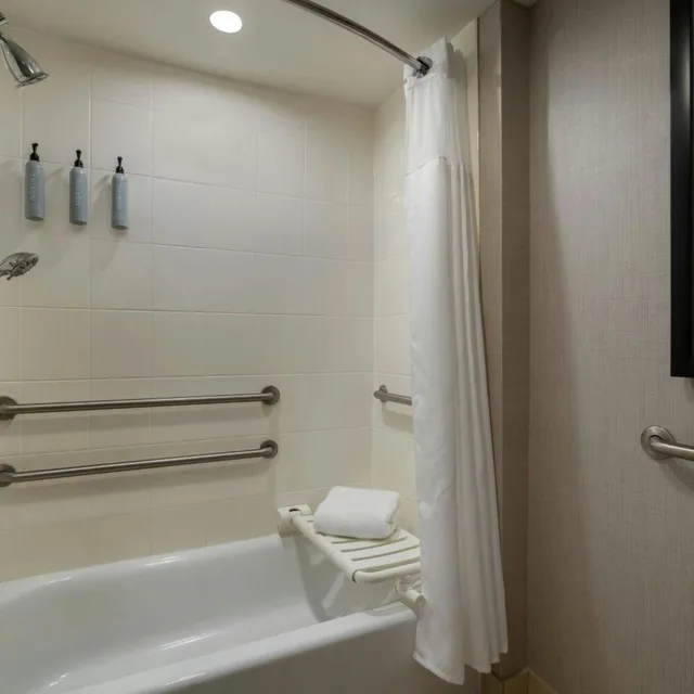 جناح بغرفتي نوم بحوض استحمام لذوي الإعاقة، Residence Inn Marriott Chester 3/4