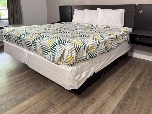 غرفة قياسية بسرير كينج بمطبخ للمدخنين، Studio6 Tallahassee, FL – North Monroe 2/6
