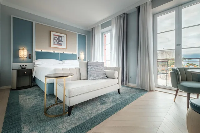 غرفة تنفيذية بسريرين منفصلين بإطلالة على البحر مع دخول صالة النادي، Hilton Imperial Dubrovnik 4/7