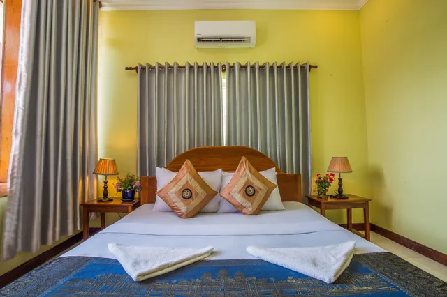 Room, Double Bed, with Fan، Side Walk Never Die 2/3
