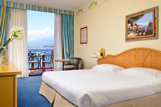 غرفة ديلوكس بسرير مزدوج، UNAHOTELS Capotaormina 1/2
