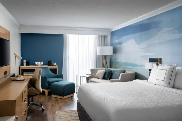 غرفة بسرير كينج بشرفة مع أريكة، Courtyard Long Beach Downtown 1/5