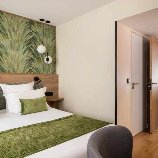 Connecting, Hotel Theoreme 1/7