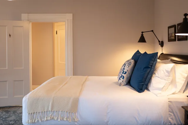 Grand, Queen Bed, Onesixtyfive 2/2