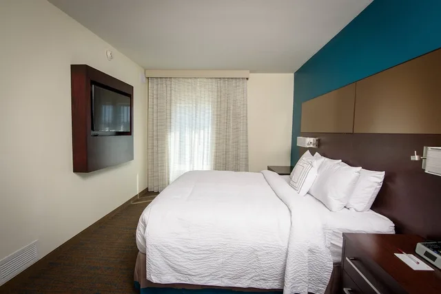 جناح بسرير كينج وسرير كوين بغرفتي نوم مع أريكة، RESIDENCE INN CLEVELAND AVON AT THE EMERALD EVENT CENTER 2/6