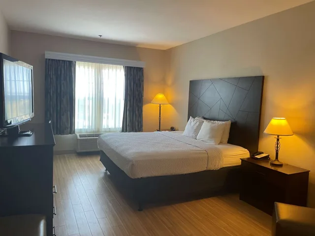 غرفة بسرير كينج بحوض استحمام لذوي الإعاقة، Best Western I-5 Inn & Suites 1/4