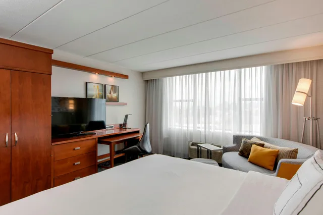 غرفة، COURTYARD BY MARRIOTT LOGAN AIRPORT 3/5