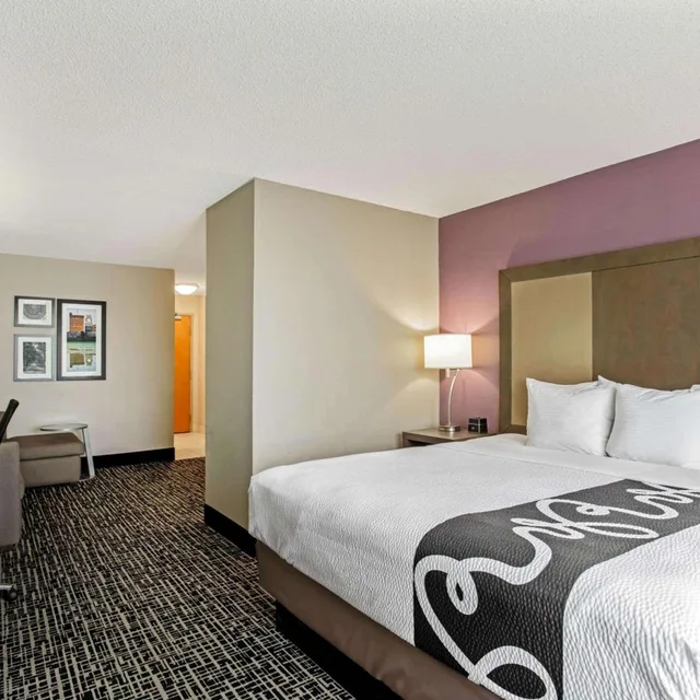 Deluxe, King Bed, Bathtub, Accessible, La Quinta Inn & Suites by Wyndham Hopkinsville 1/10