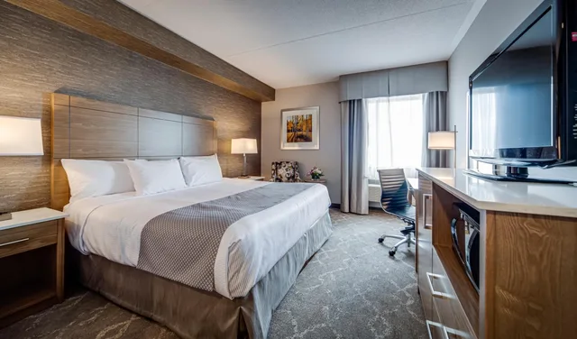 غرفة قياسية بسرير كينج وسرير كوين، Monte Carlo Inn Vaughan Suites 2/6