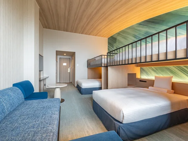 غرفة عائلية بأسرّة بطابقين مع أريكة، IZUMIGO KIYOSATO KOGEN HOTEL 3/5