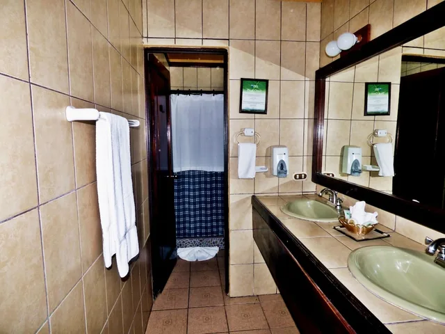 غرفة جونيور بسريرين مزدوجين مع أريكة، Arenal Lodge 5/6
