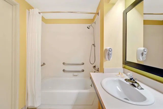 غرفة بسرير كوين لذوي الإعاقة، Days Inn & Suites by Wyndham DeSoto 4/5