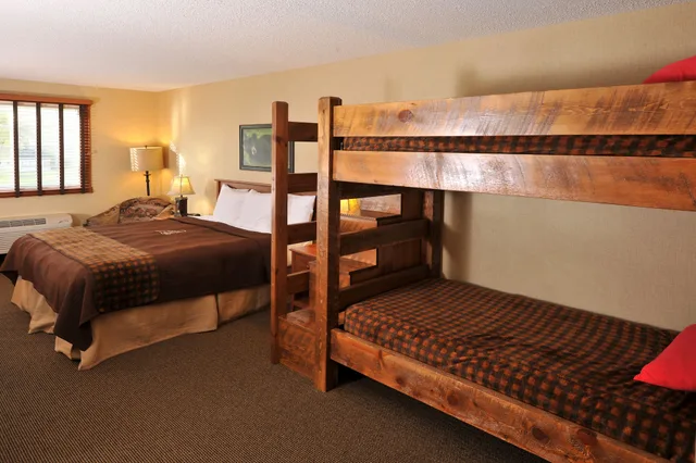 غرفة بسرير كينج وسرير بطابقين، Boarders Inn & Suites by Cobblestone Hotels - Waukon 2/3