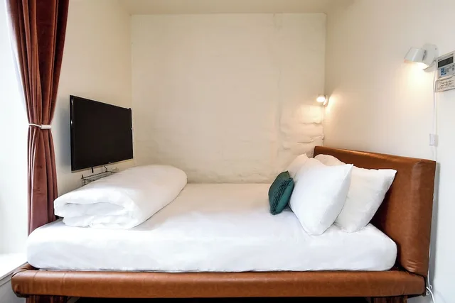 Cozy, Queen Bed, Lounge Level، Highroad Hostel Dc 2/4