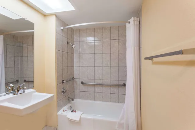 غرفة قياسية بسرير كينج، Howard Johnson by Wyndham Norco 5/7