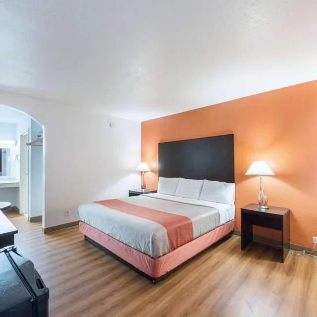 Room, King Bed, Accessible, Motel6 San Antonio, TX - I-10 West 3/9