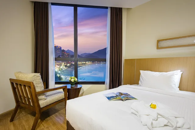 غرفة ديلوكس بسرير كينج بإطلالة على البحر، Starcity Bayfront Nha Trang Hotel 1/8