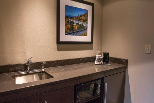 استوديو بسرير كينج بشرفة مع أريكة لذوي الإعاقة، Hampton Inn & Suites Boone 3/3