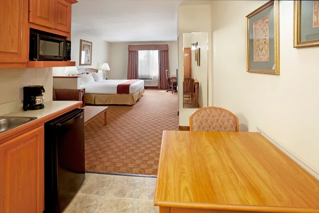 جناح بسرير كينج بحوض جاكوزي، Holiday Inn Express Hotel Suites Brownsville 1/4