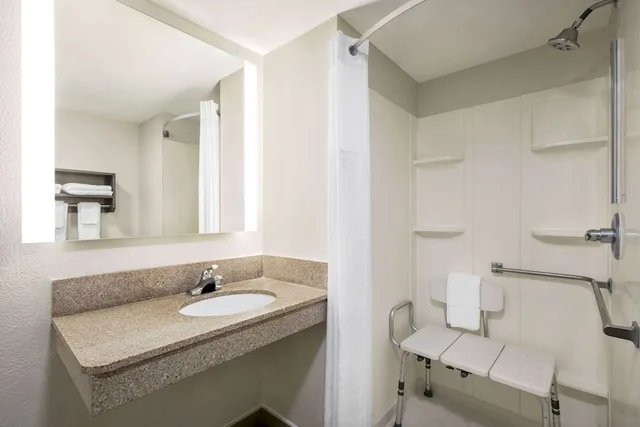 Renovated, Standard, 2 Queen Beds, Ramada by Wyndham Allentown/Bethlehem 4/4
