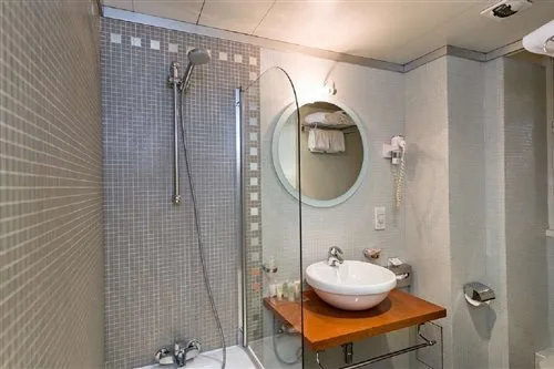 غرفة ثلاثية، Hotel Mercedes 1/1