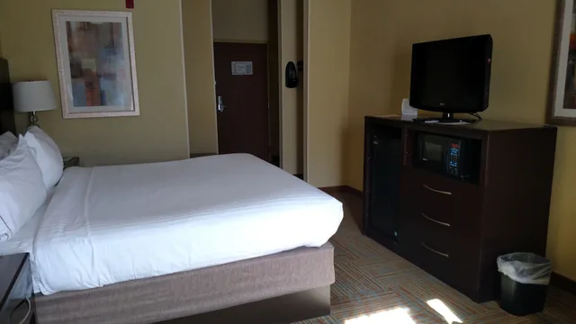 جناح بسرير كينج بمنطقة جلوس، Holiday Inn Express Hotel And Suites Perry 3/6