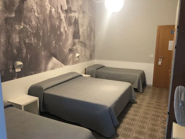 غرفة رباعية بسرير كوين وسريرين منفصلين، Hotel Wega 1/8