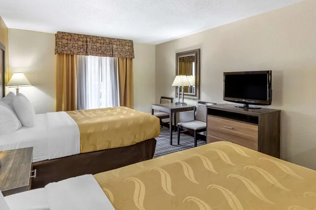 غرفة بسريرين مزدوجين يُسمح فيها بالحيوانات الأليفة، Quality Inn and Suites Greensboro High Point 2/3
