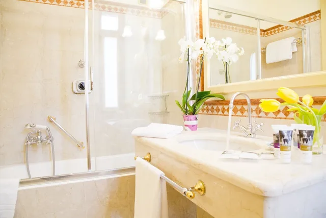 جناح جونيور بسرير مزدوج وسريرين منفصلين، Hotel Milano Regency 2/4