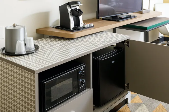 غرفة قياسية بسرير كينج مع أريكة، Holiday Inn Cleveland 5/5