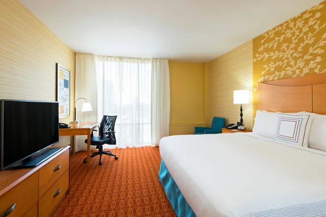 Room, King Bed, Fairfield Inn Suites Louisville Downtown 1/3