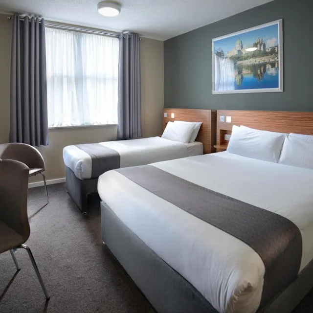 غرفة بسريرين منفصلين بحمام خاص، Travelodge Plus - Galway City 2/7