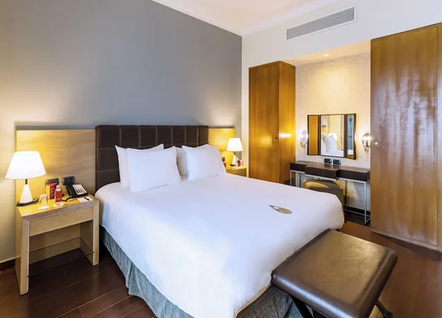 جناح تنفيذي بسرير كينج وسرير فردي بإطلالة على المسبح، Movenpick Ambassador Hotel Accra 1/5