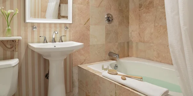جناح فاخر بسرير كينج مع أريكة، The Chateau Inn and Suites 3/3