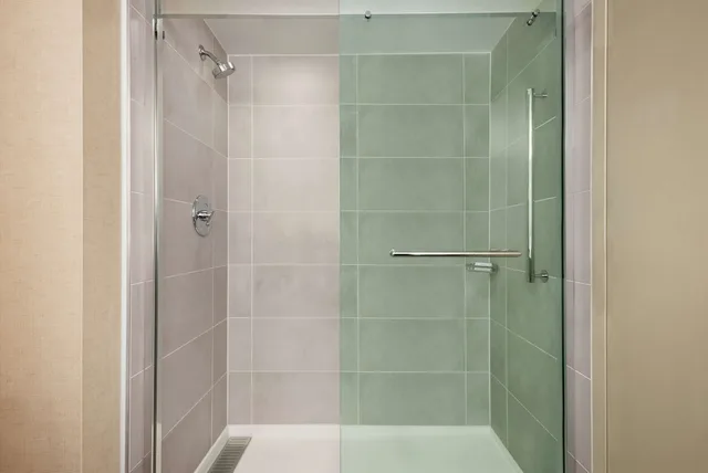 جناح بسرير كينج مع أريكة لذوي الإعاقة، Embassy Suites by Hilton Cleveland Rockside 5/6