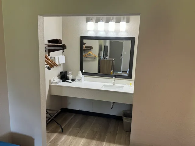 غرفة بسرير كينج يُسمح فيها بالحيوانات الأليفة، Days Inn by Wyndham Crystal River 6/6