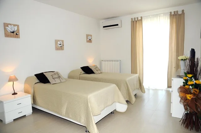 غرفة بسرير مزدوج أو سريرين منفصلين، Isa Fiumicino Airport Residence 3/10