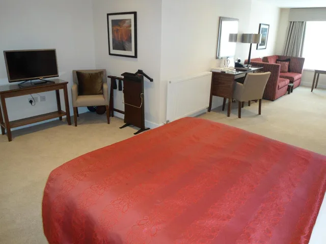 جناح جونيور، The Links Hotel 1/2
